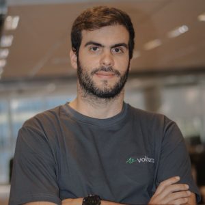 Alan Henn: Graduado em Engenharia Elétrica pela USP (Universidade de São Paulo). É CEO e fundador da Voltera Energia, companhia que conecta e democratiza o acesso de qualquer empresa do Brasil ao mercado livre de energia