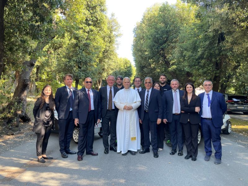 O Santo Padre, Papa Leão XIV, recebe da Exelentia dois veículos elétricos para suas viagens apostólicas