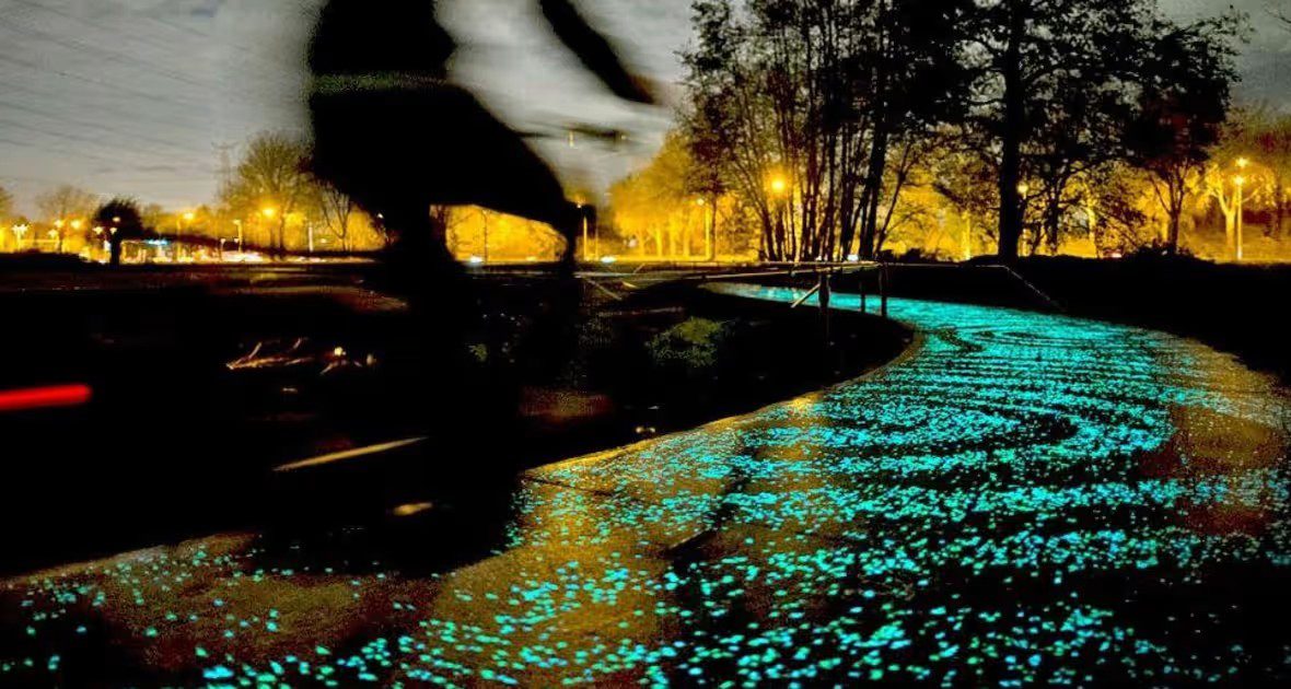 Para funcionar, cobrem o pavimento das ciclovias com pedrinhas fotoluminescentes, que absorvem a luz do sol durante o dia e brilham suavemente à noite.