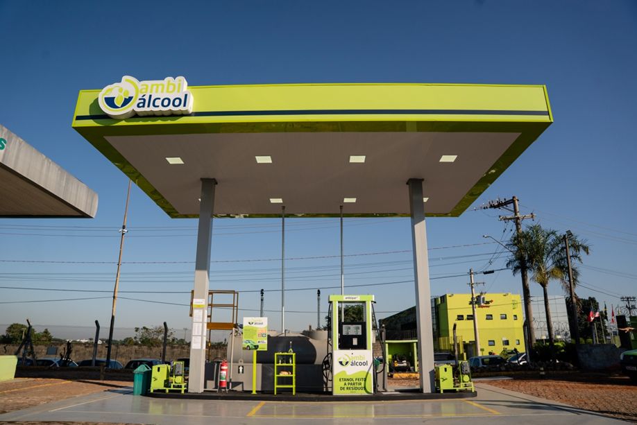 Ambipar inaugura posto de combustível em sua sede, em Nova Odessa (SP), para abastecer veículos corporativos com etanol produzido a partir de resíduos de alimentos | Foto: Ambipar/Divulgação