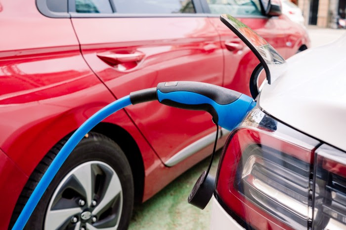 As vendas dos carros elétricos não param de crescem no Brasil, mas ainda esbarram um bocado na infraestrutura. É quase possível dizer que a mobilidade elétrica precisa ultrapassar a barreira do som para seguir viagem.