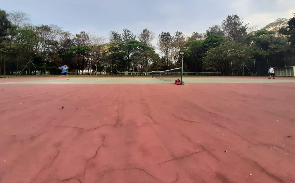 Antiga quadra que agora recebe arquibancada de 4.500 lugares ganhou nova pintura e retirou o trincos