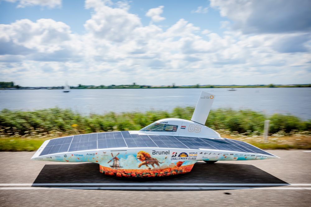 Carro solar vence corrida após percorrer 3 mil km pela Austrália