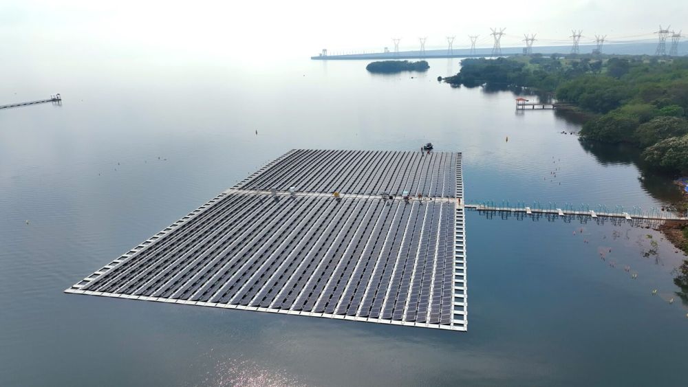 A ilha solar ocupa uma área de 7,6 mil metros quadrados (m²), o equivalente a um campo de futebol