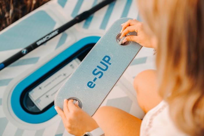BMW lança prancha de stand-up paddle elétrica