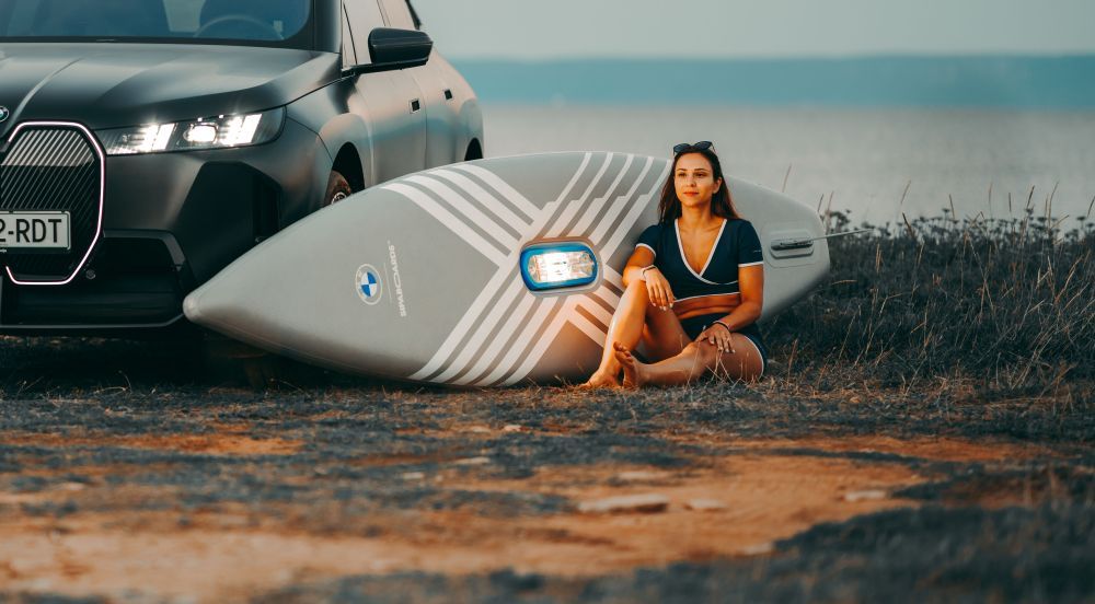 BMW lança prancha de stand-up paddle elétrica