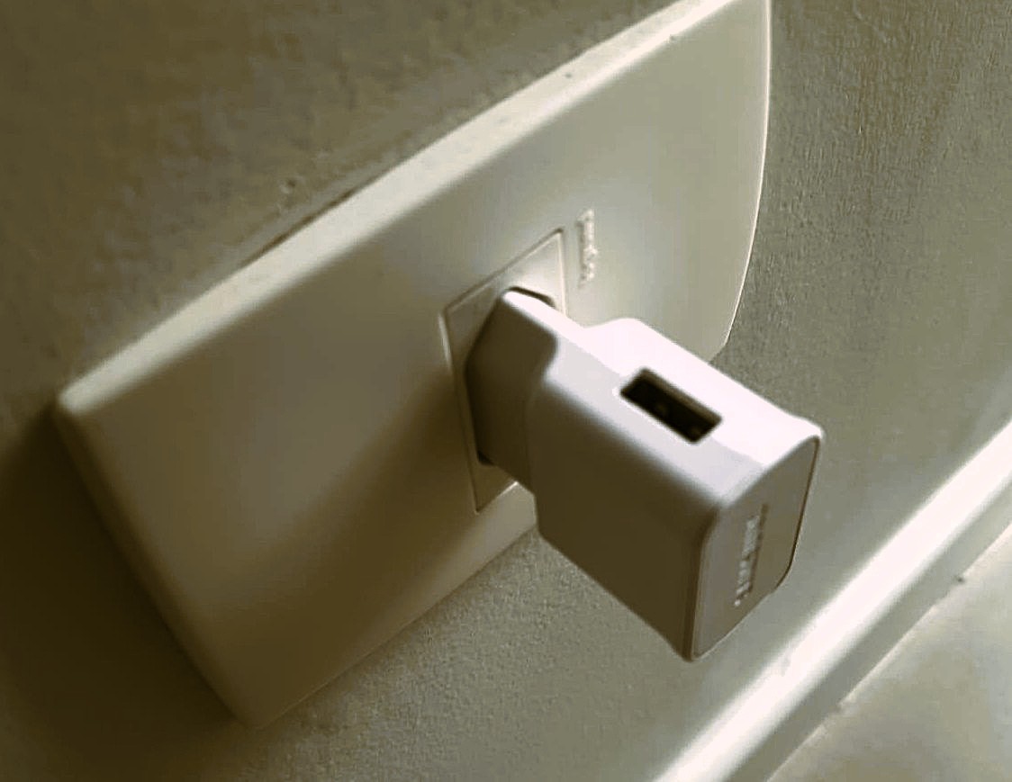 Saiba quanto custa um carregador esquecido na tomada