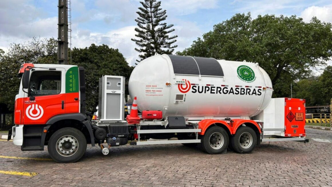 Um caminhão-piloto que utiliza energia solar para transferir GLP (Gás Liquefeito de Petróleo) para empresas, sem a necessidade de manter o motor ligado, foi apresentado. A proposta é uma parceria entre a Supergasbras, distribuidora de gás, e a EGSA do Brasil. O protótipo continua em fase de testes.