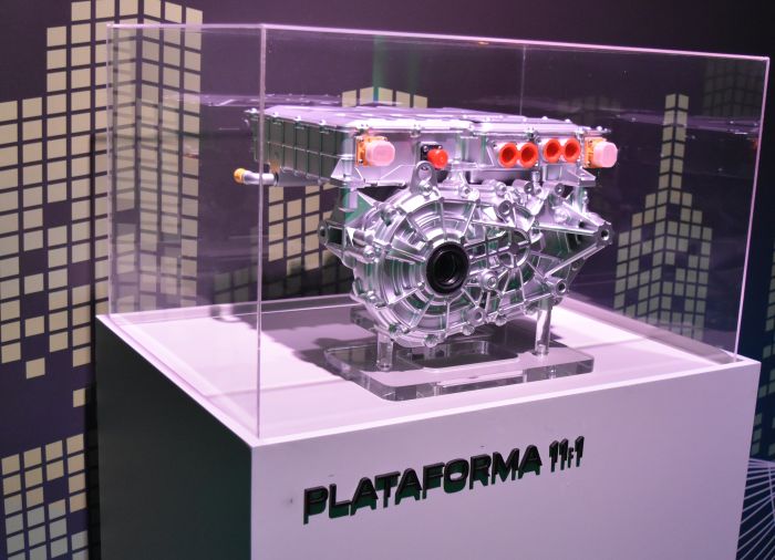 Motor do Geely EX2 é posicionado acima do eixo traseiro. Melhor aproveitamento da transmissão da força as rodas e melhor balanço