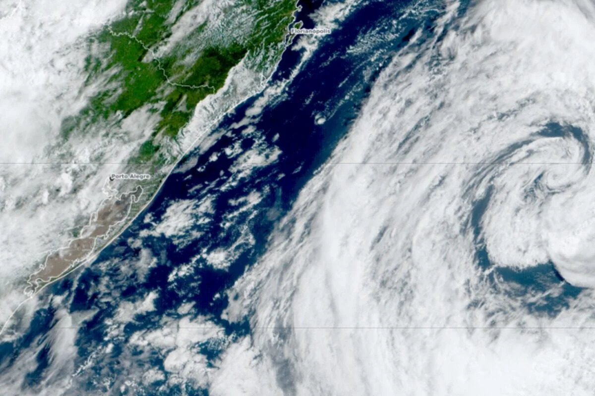 Por que retirar aparelhos da tomada nas tempestades ou ciclones? - pode parecer meio obvia. Mas o simples ato é uma das melhores formar de se defender de descargas elétricas muito fortes.