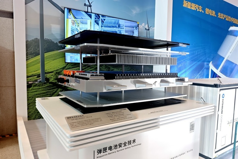 Exposição de tecnologias chinesas mostra bateria resistente a furos