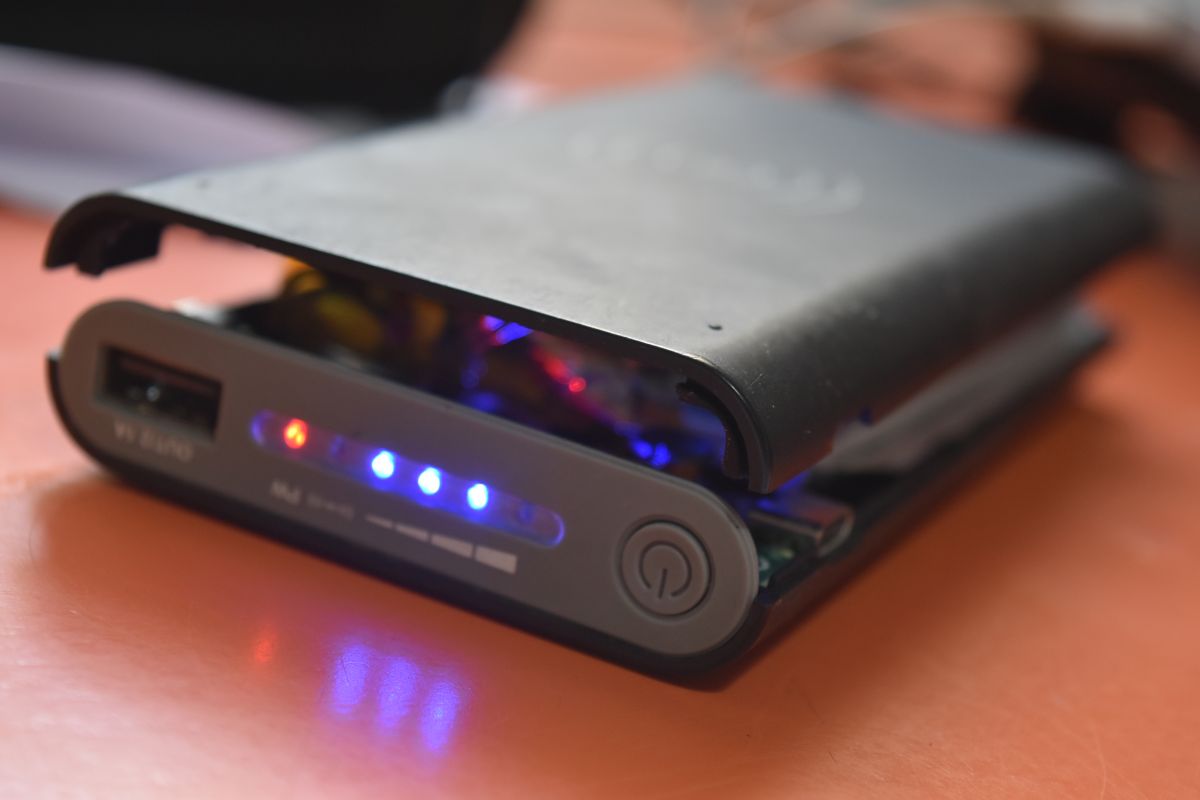 Power bank pode explodir em avião? Veja por que sim