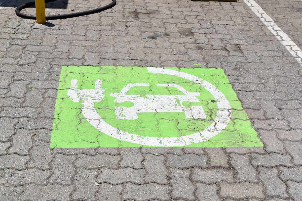 Projeto prevê multa para carro em vaga de recarga elétrica