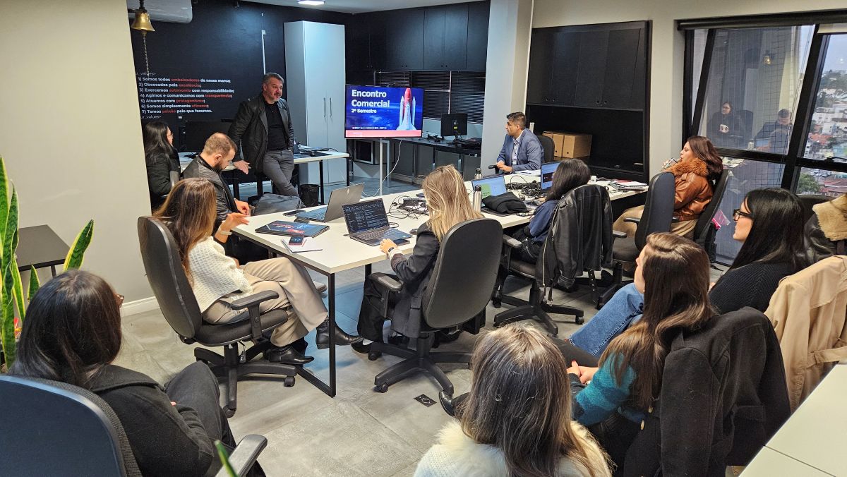 Empresa abre vaga em home com salário de até R$ 18 mil