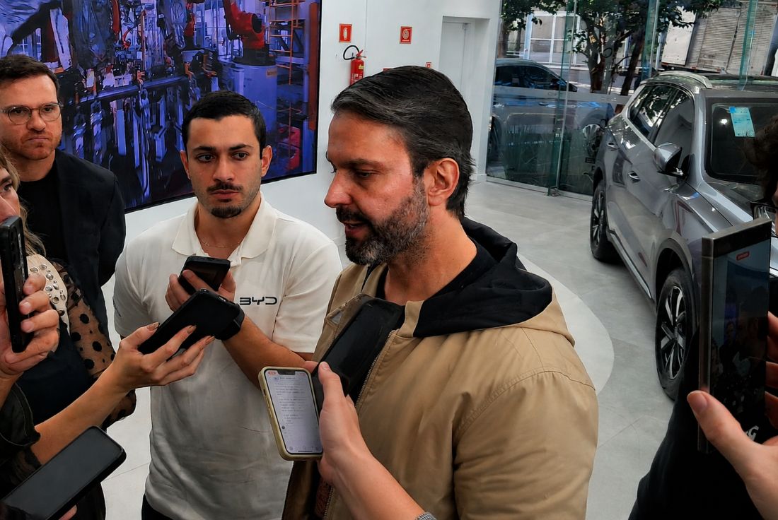 "Alcançar a marca de 300 mil veículos eletrificados no Brasil é mais do que um dado histórico, é a consolidação de um projeto que a BYD vem construindo há mais de uma década. Quando chegamos aqui, há mais de uma década, fabricando chassis de ônibus elétricos e depois painéis solares e baterias, nossa visão já era de longo prazo. Nós preparamos o terreno, investimos em infraestrutura em diversos estados e agora colhemos o resultado dessa confiança do mercado e na transição energética global. Este é apenas o começo da nossa revolução na história da indústria nacional”, comemora Alexandre Baldy, Vice-presidente Sênior da BYD do Brasil e head comercial e marketing da BYD Auto