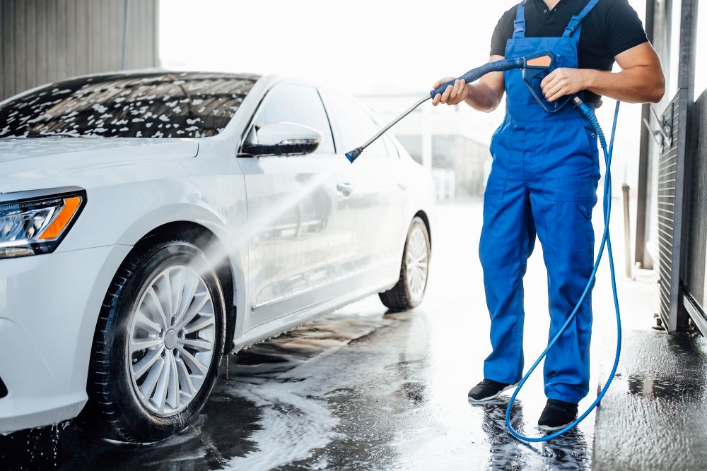 O avanço dos carros elétricos e híbridos no Brasil está impondo uma nova realidade ao setor de serviços automotivos, especialmente ao segmento de lavagem de veículos