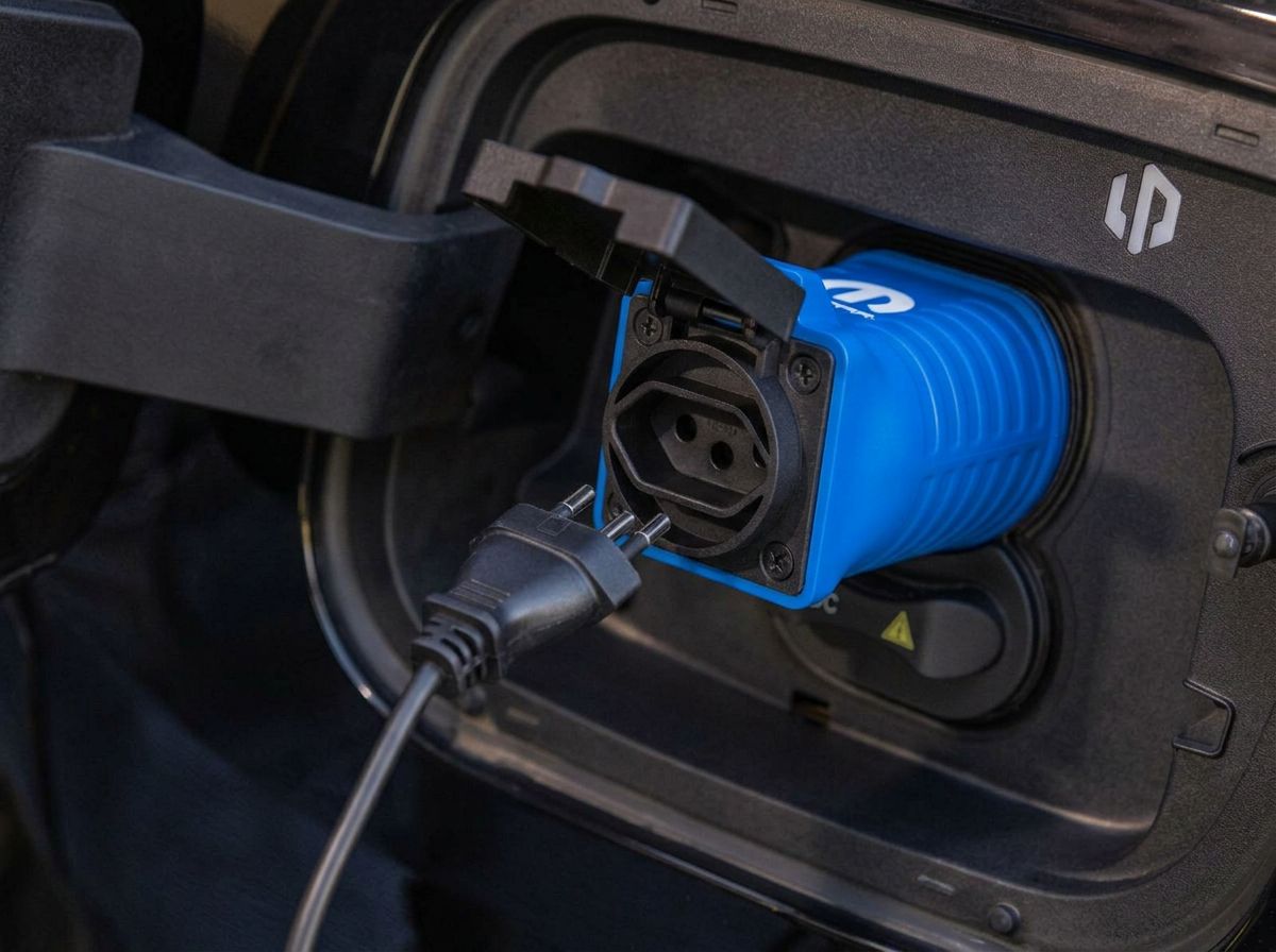 Eles colocaram uma tomada de 3.300 W no carro