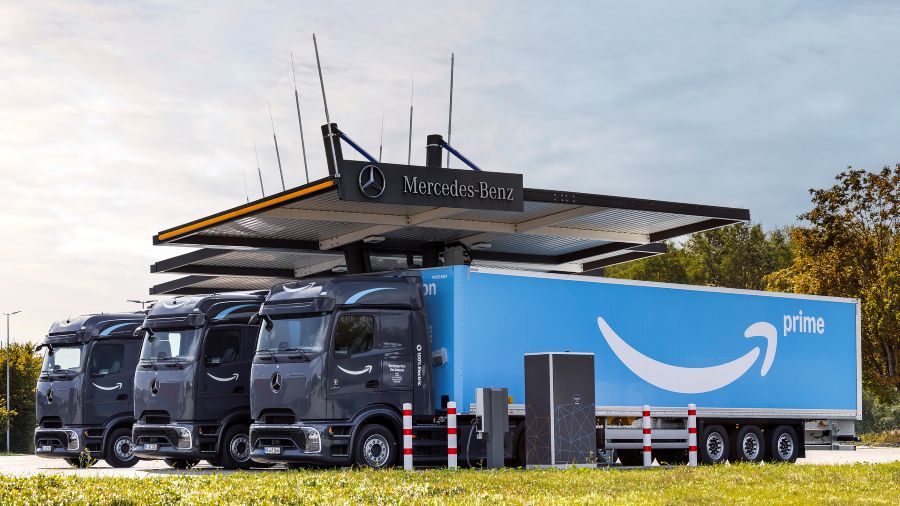 Mercedes entrega 27 caminhões elétricos à Amazon