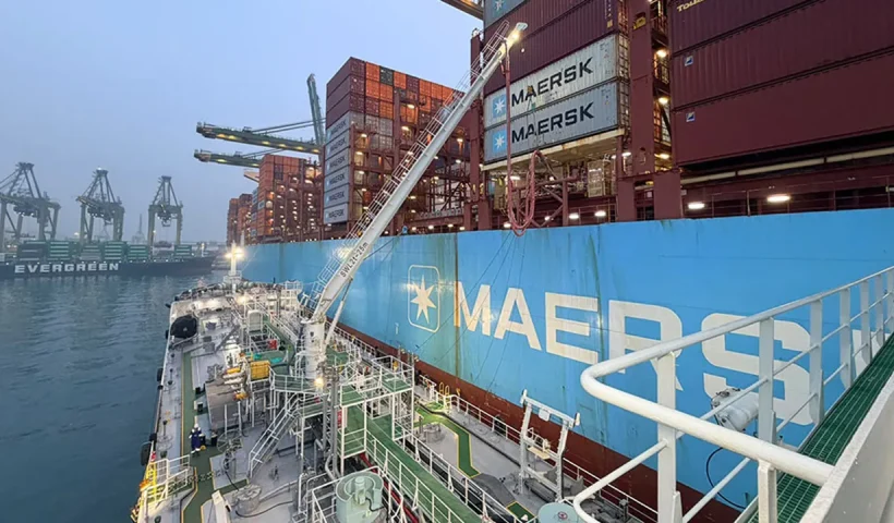 Navio abastecido com 5 mil ton. de etanol parte de Singapura