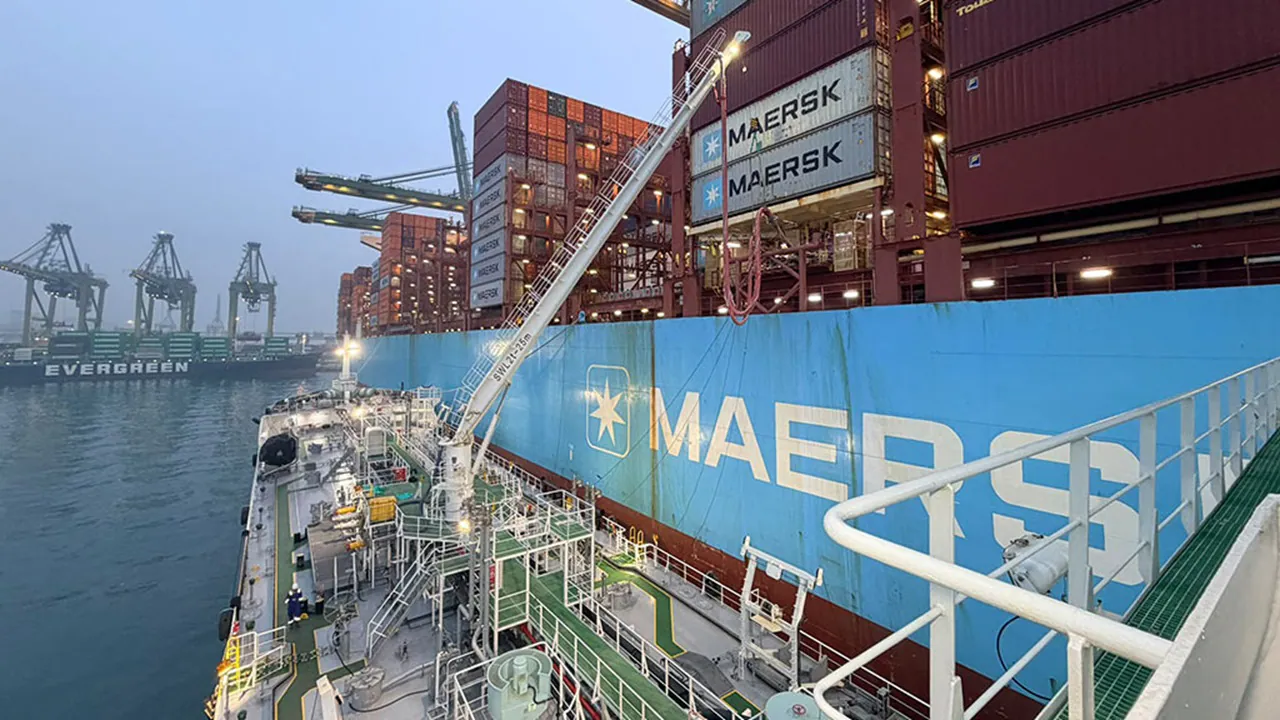 Navio abastecido com 5 mil ton. de etanol parte de Singapura